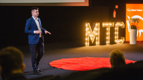 prelegent Maciej Wojtowicz podczas swojego wystąpienia na Mobile Trends Conference 2025