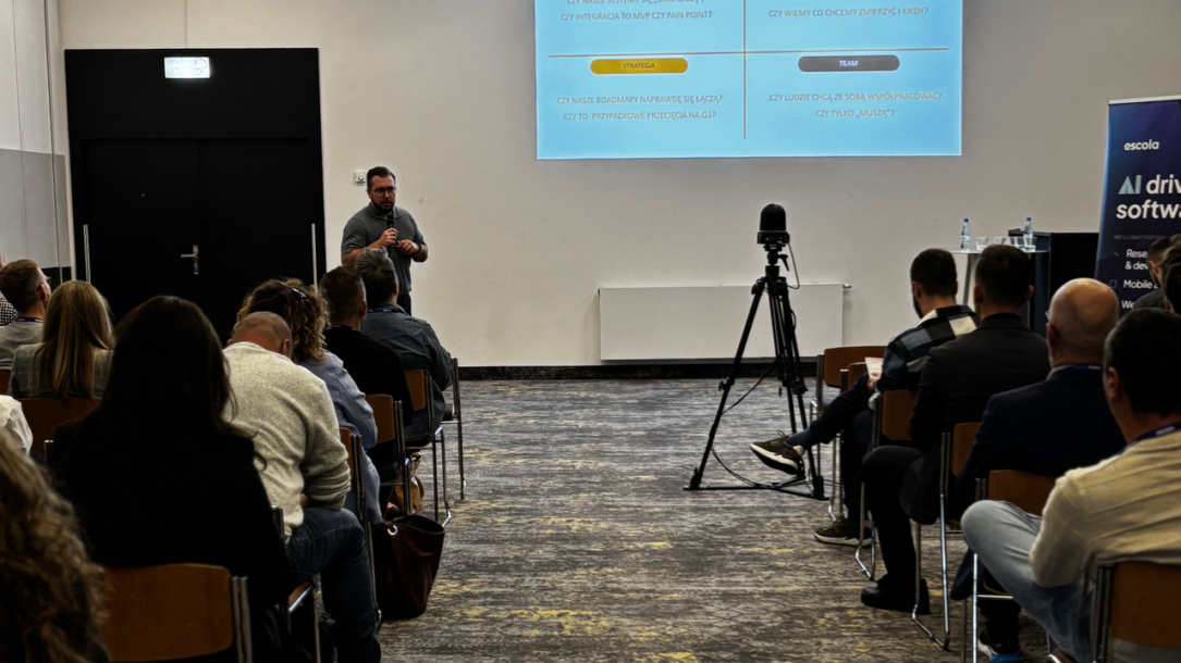 prelegent Adam Jastrowicz podczas swojego wystąpienia na Mobile Trends for Experts 2025