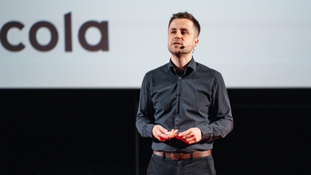 Prelegent Tomasz Kwiatkowski podczas swojego wystąpienia na Mobile Trends Conferece 2026