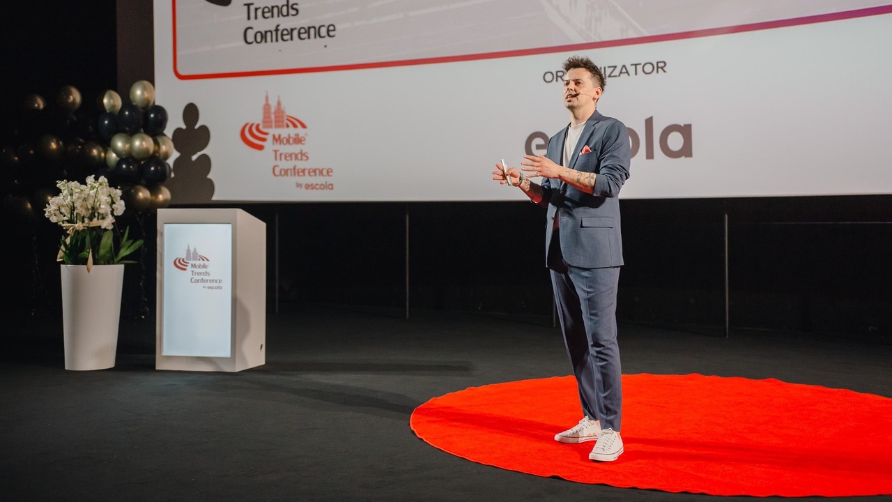 prelegent Paweł Chodkiewicz podczas swojego wystąpienia na Mobile Trends Conferece 2026