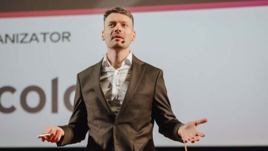 Prelegent Patryk Wichert podczas swojego wystąpienia na Mobile Trends Conference 2026