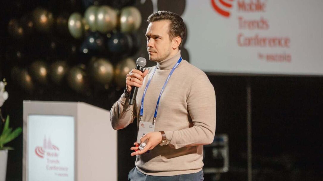Prelegent Maciej Najbar podczas swojego wystąpienia na Mobile Trends Conference 2026