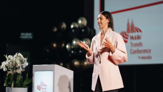 Prelegentka Paulina Ciepiela podczas swojego wystąpienia na Mobile Trends Conference 2026